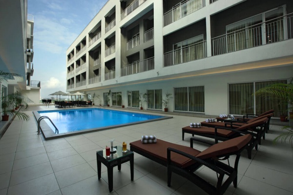 Starlit Suites Cochin - Swimming Pool Deck